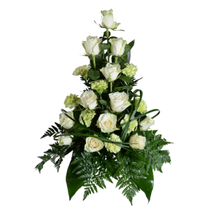 En arrangemang av vita rosor och gröna blommor placerade i en pyramidform, omgiven av ormbunksblad.